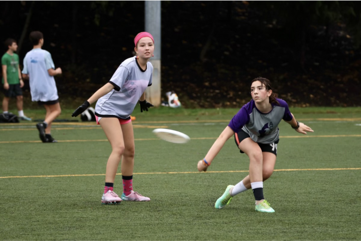 Sophomore Kaya Spitzak throwing the frisbee 